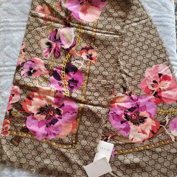 Gucci Panshie GG Monogram Pink Flower Shawl/Scarf - Picture 8 of 8
